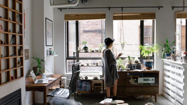 お洒落な部屋と女性