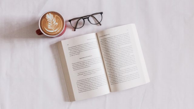 読書している様子、本とメガネとコーヒー