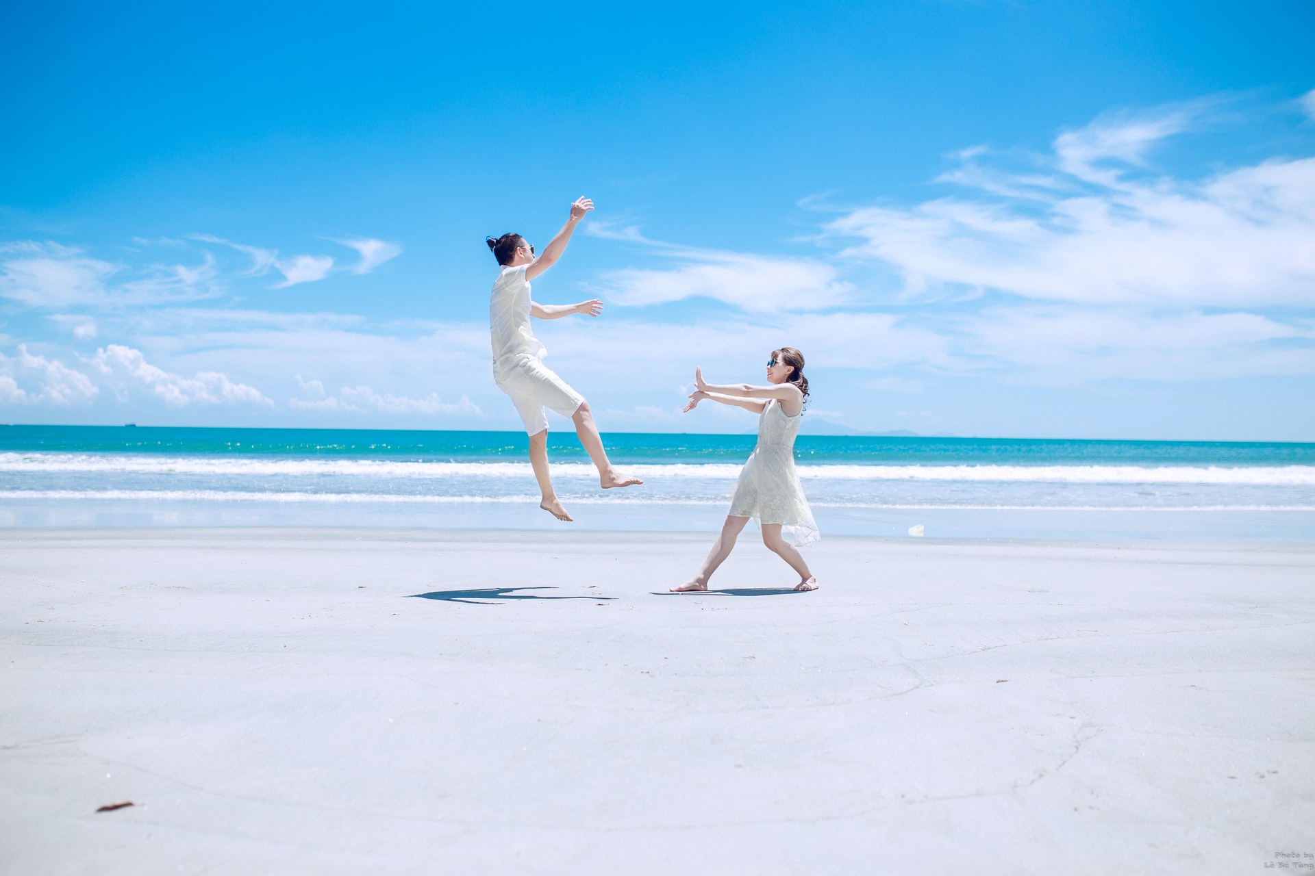 浜辺ではしゃぐ男女